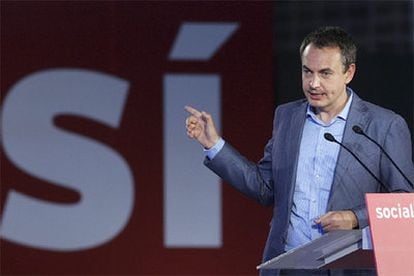 El presidente del Gobierno, Jose Luis Rodríguez Zapatero, durante el mitin celebrado en Lleida para pedir el <i>sí</i> en el Referéndum catalán.