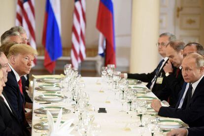 El presidente de los Estados Unidos de América, Donald Trump, tercero por la izquierda, y el presidente de Rusia, Vladimir Putin, se sientan uno frente al otro durante su almuerzo de trabajo de la Cumbre de Helsinki, con las delegaciones estadounidenses y rusas.