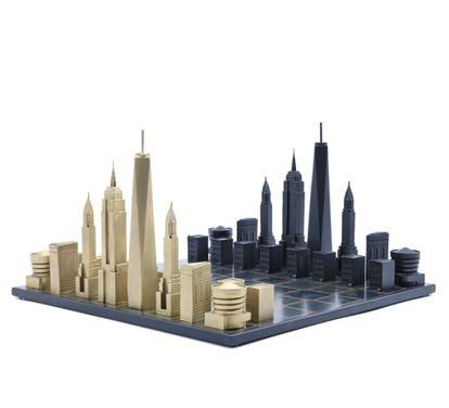 
Los tableros de Skyline Chess sustituyen las figuras tradicionales por los edificios más emblemáticos de diferentes ciudades. Este, hecho a mano, reúne lo mejor de Nueva York en bronce.
Precio:  3.486 euros.