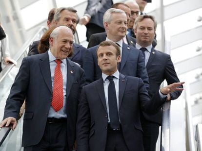 El presidente francés, Emmanuel Macron, y el secretario general de la OCDE, Ángel Gurría