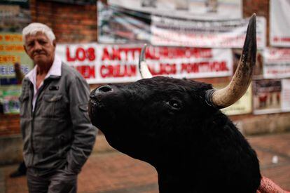 Un hombre pasea frente a la plaza de toros de La Santamaría en Bogotá en septiembre de 2014.