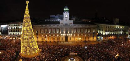 El reloj de la Puerta del Sol da la bienvenida al nuevo año.