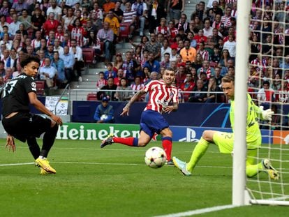 Correa dispara fuera durante el partido entre el Atlético de Madrid y el Brujas este miércoles en el Metropolitano.