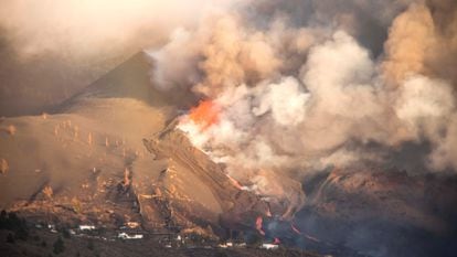 Lava que emerge de la erupción volcánica de la Cumbre Vieja en la isla canaria de La Palma.