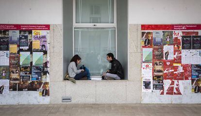 Estudiantes, ambiente en el campus de la Universidad Pompeu Fabra, Barcelona.