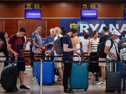 Pasajeros en los mostradores de Ryanair del aeropuerto Barcelona-El Prat.