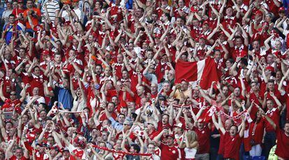 La afición danesa celebra el gol.