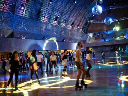 Sesi&oacute;n de &#039;roller disco&#039; en la estaci&oacute;n de Chamart&iacute;n.