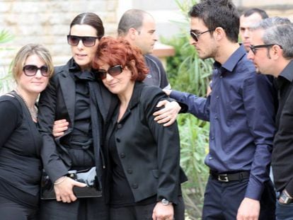 Raquel Sánchez Silva (segunda por la izquierda) con la madre y otros familiares de Mario Biondo, durante su entierro en Palermo.