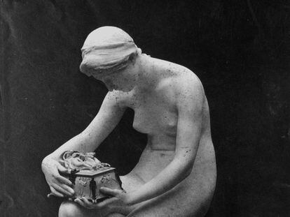 'Pandora' (1890), escultura del artista inglés Harry Bates que representa a la primera mujer, con la caja que contiene todos los males del mundo.
