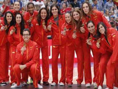 Las jugadoras, con la medalla de Bronce. Foto: FEB/ Vídeo: ATLAS