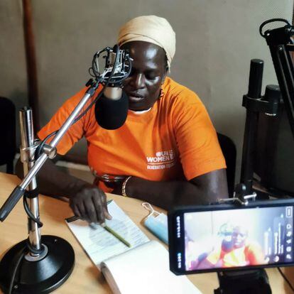 Una radio comunitaria de Kenia, en una imagen de 2021 de ONU Mujeres.