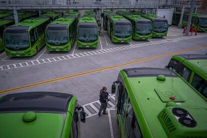 La Rolita es la primera empresa pública de transporte de Bogotá, la cual opera en El Perdomo, al sur de la ciudad, cuenta con mas de 100 buses eléctricos y la mayoría de sus operadoras son mujeres.