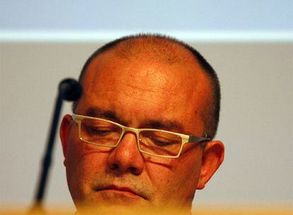 El rector, Juan Ignacio Pérez, con rostro cariacontecido cuando anunció anoche los resultados de los comicios que suponen la derrota de su candidatura.