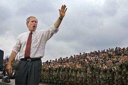 George Bush se dirige a los soldados durante una visita a la base de Fort Drum, en el Estado de Nueva York, en julio de 2002.