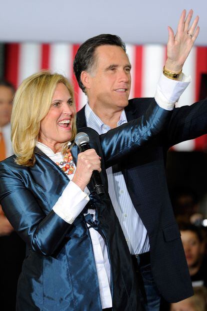 Ann Romney por fin se anima a coger el micrófono durante un acto de su marido.