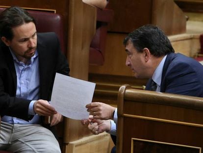 Los diputados Pablo Iglesias (Unidos Podemos) y Aitor Esteban (PNV) en el pleno del Congreso de los Diputados.