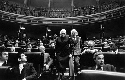 Dolores Ib&aacute;rruri y Rafael Alberti bajan del brazo por las escaleras del Congreso en junio de 1977.