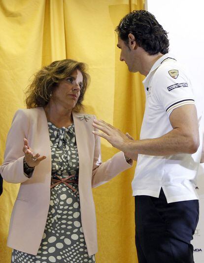 El piloto español del equipo HRT de Fórmula Uno Pedro Martínez de la Rosa conversa con la alcaldesa de Madrid, Ana Botella