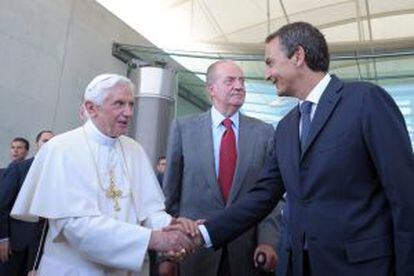 Fotografía facilitada por el Osservatore Romano que muestra al presidente del Gobierno español dando la bienvenida a Benedicto XVI, en presencia del rey Juan Carlos.