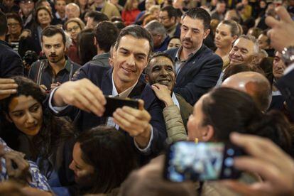 El presidente del Gobierno, Pedro Sánchez, se hace un 'selfie' con varios militantes del PSOE este sábado en Jerez de la Frontera.