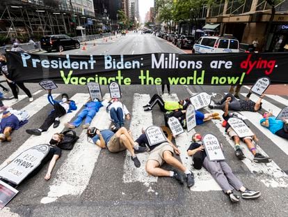 Manifestantes bloquean la Segunda Avenida, cerca de la sede de las Naciones Unidas de Nueva York, este lunes.