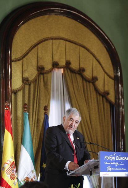 El fiscal general del Estado, Cándido Conde-Pumpido, en una conferencia en Sevilla donde ha confirmado su oposición a la inscripción de Sortu como partido.