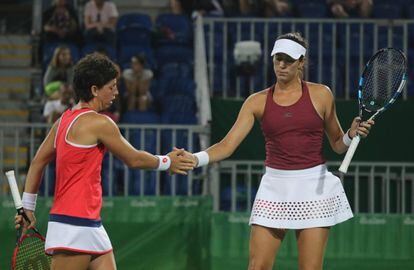 Garbi&ntilde;e y Carla durante su partido de dobles. 