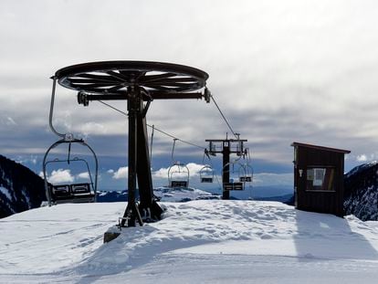 Vista de uno de los remontadores de telesillas de la estación de esquí de Vallter 2000 (Girona), cerrado aún al público.