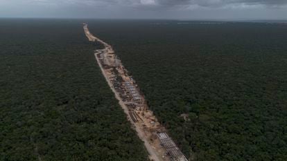 Obras en el tramo 5 sur del Tren Maya que va de Playa del Carmen a Tulum.