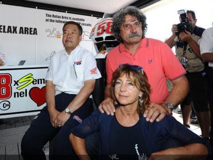 Nakamoto, vicepresidente de Honda, junto a los padres de Simoncelli