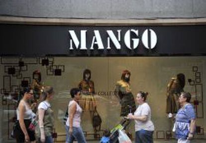 Escaparate de la tienda de ropa de la marca Mango. 