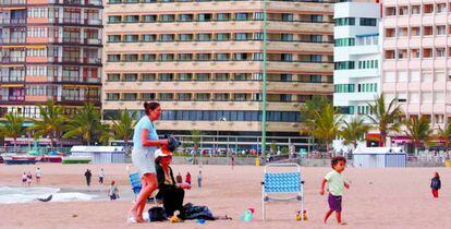 Turistas en la playa de Las Canteras en Las Palmas de Gran Canaria.