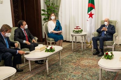 El canciller José Manuel Albarez, segundo desde la izquierda, con el presidente argelino Abdelmaid Tebun.