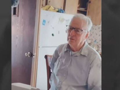 Derlin Newey, repartidor de pizza de 89 años, en el momento en el que recibe un cheque por valor de 12.000 dólares.
