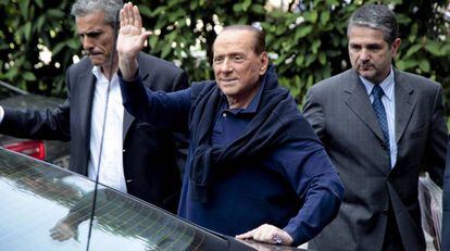 Silvio Berlusconi saluda a su salida del hospital de Milán, a principios de junio.
