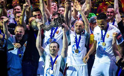 Los jugadores del Vardar levantan el trofeo de campeón de la Champions.