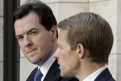 El ministro del Tesoro, George Osborne (izquierda), y su<i> número dos,</i> David Laws, ayer en Londres.