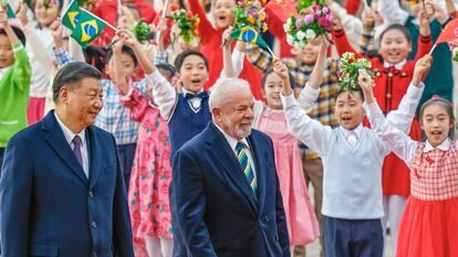 Los presidentes Xi Jinping y Luiz Inácio Lula da Silva son recibidos por un grupo de niños en el Gran Palacio del Pueblo en Pekín, el pasado día 14 de abril.