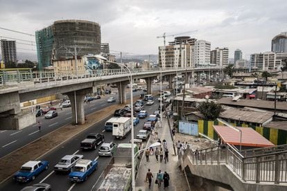 Parada “México” del tranvía, entre los símbolos de la masiva influencia china en Etiopía. Realizada en tan solo tres años, es gestionada por el Grupo Shenzhen Metro y la China Railway Engineering Corporation.

