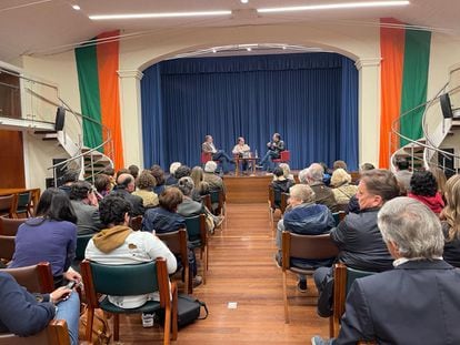 The writer Juan Gabriel Vásquez talks with the poet, Ramón Cote Baraibar, and Federico Díaz-Granados, from Visor publishing house, this Thursday, December 15, at the Founders' Library, in Medellín (Colombia).  The talk revolved around Vásquez's new book, 'Cuaderno de Septiembre', a collection of poetry.