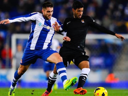 David López disputa la pilota amb Carlos Vela en el curs 2013-2014.