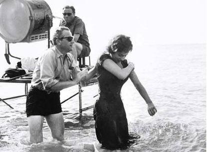 Jules Dassin y Gina Lollobrigida en el rodaje de la película 'La Ley' de 1958