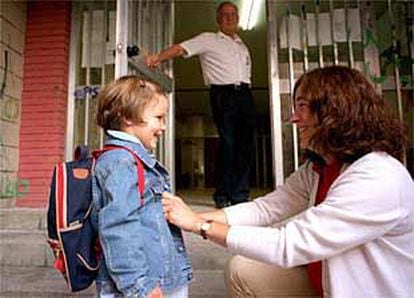 Alicia y su madre, Rosá María Blanco, a la entrada del colegio madrileño Lorenzo Luzuriaga.