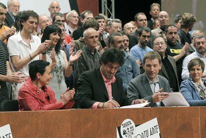 La izquierda <i>abertzale</i> y EA firman ayer en Bilbao su pacto soberanista. En primer término, de izquierda a derecha: Jone Goirizelaia, Pello Urizar y Rufi Etxebarria.