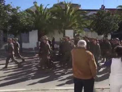 Un grupo de legionarios canta canciones machistas en un desfile en Sanlúcar de Barrameda