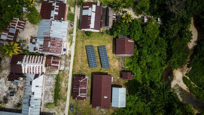 Un grupo de paneles solares abastece de energía a una planta de procesamiento de comida, en Iquitos, en la Amazonia peruana.