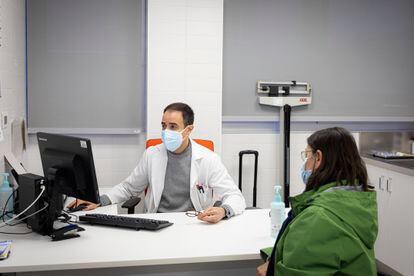 Una mujer, en una consulta médica en un centro de atención primaria de Barcelona, este enero.