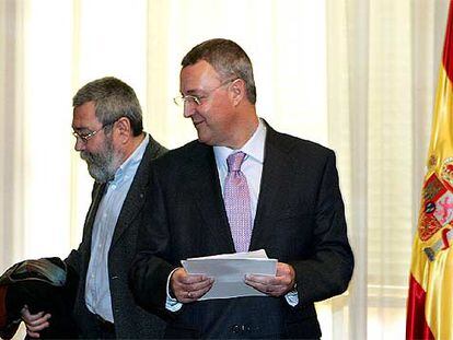 El ministro de Trabajo y Asuntos Sociales, Jesús Caldera, junto al secretario general de UGT, Cándido Méndez.