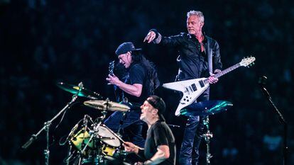 De izquierda a derecha, Robert Trujillo, Lars Ulrich y James Hetfield, durante el concierto de arranque de la gira mundial de Metallica, en Ámsterdam el pasado 27 de abril.